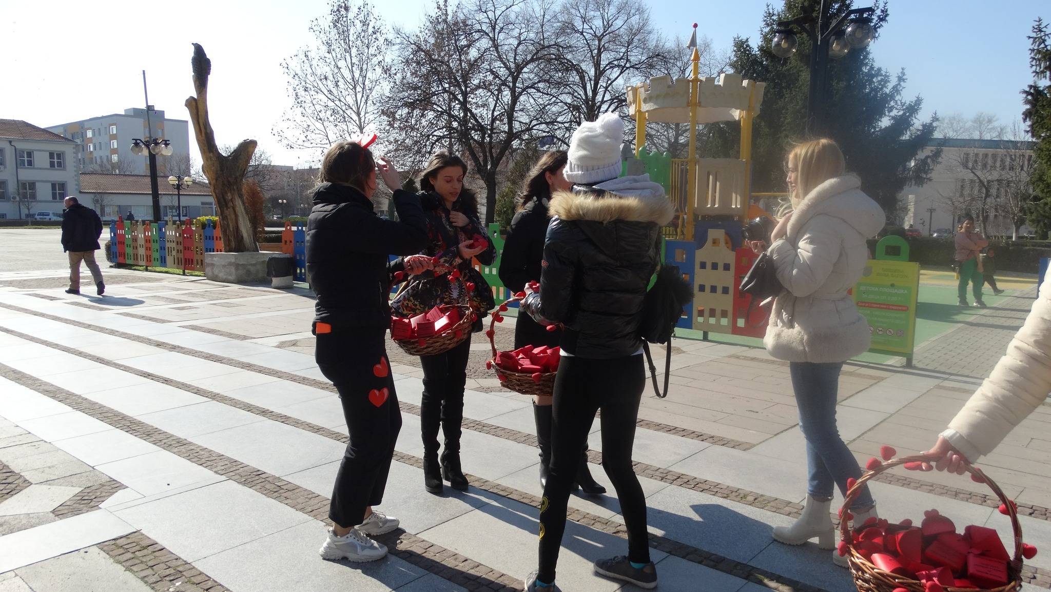 Момичета от театралната школа изненадаха новозагорци с красиви подаръчета от името на кмета на Община Нова Загора